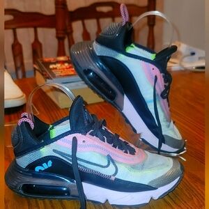 Womens size 6 nike air max 2090's.